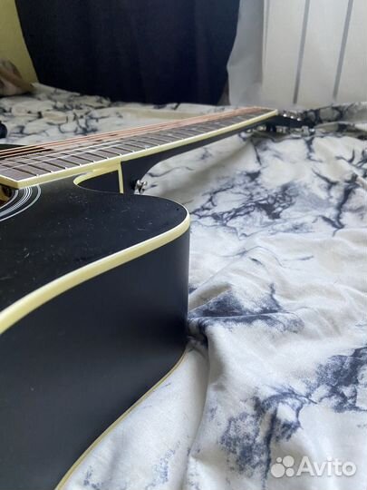 Акустическая гитара