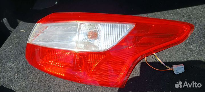 Фонарь задний внешний правый Ford Focus 3