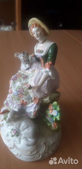 Фарфоровая статуэтка