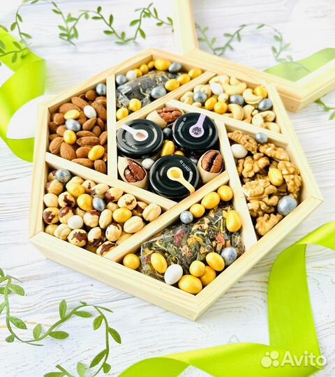 Орехи, чай и мёд-суфле в деревянной менажнице