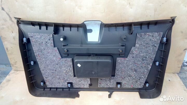 Обшивка крышки багажника на Опель Зафира Б