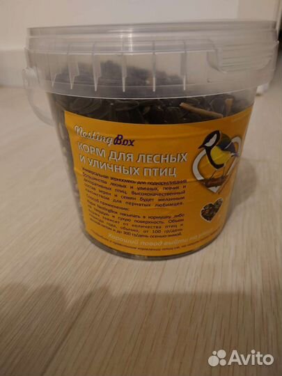 Кормушка и насест для птиц на окно