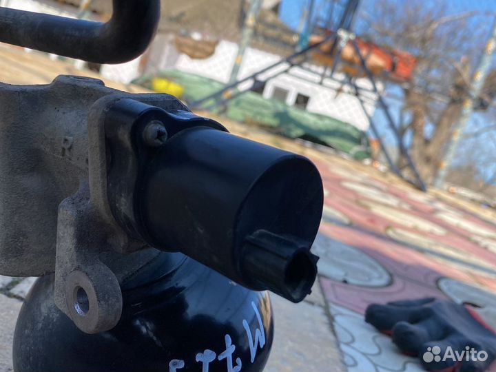 Lexus Lx570 Цилиндр гидроподвески R