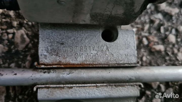 Петля двери передней правой Бора Гольф-4