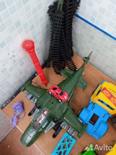 Детские игрушки, машинки, самолёт, рельсы, маска