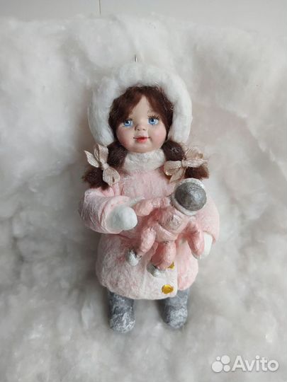 Ватная елочная игрушка девочка с космонавтом