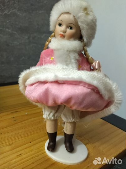 Кукла фарфоровая