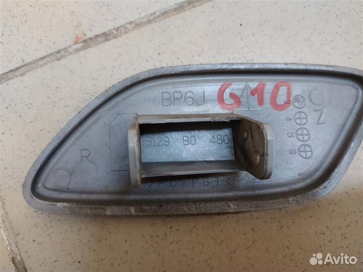 Крышка форсунки омывателя фар правая Mazda 3 (BK)