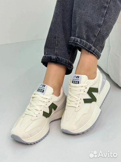 Кроссовки женские