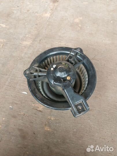 Моторчик печки передний Toyota Prius 2 NHW20