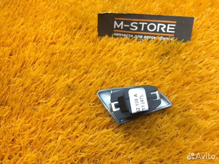 Кнопка блокировки двери передняя правая Audi A4