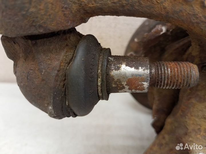 Кулак передний левый