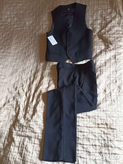 Костюм школьный для мальчика новый(жилет и брюки)