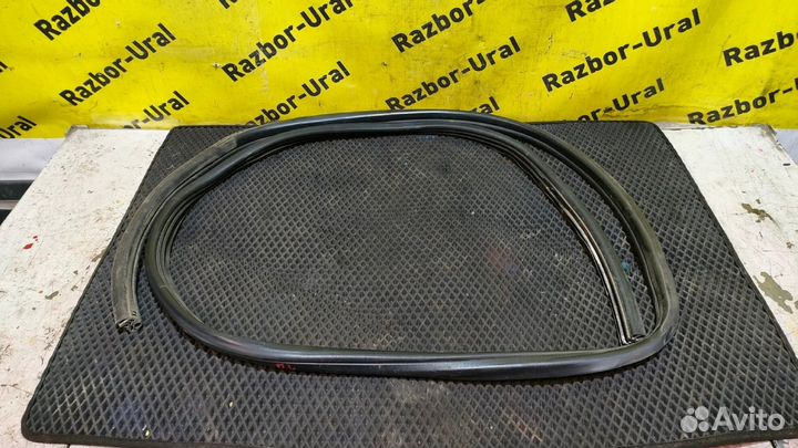 Уплотнитель передний левый Chevrolet Trailblazer