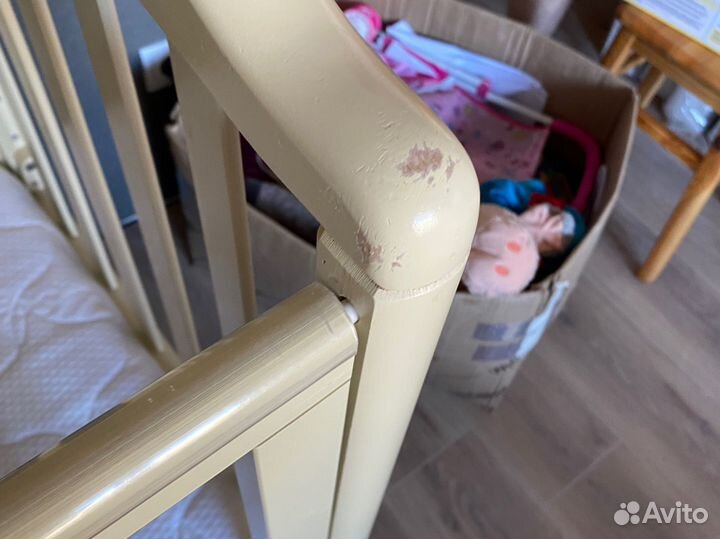 Детская кроватка с маятником и ящиком