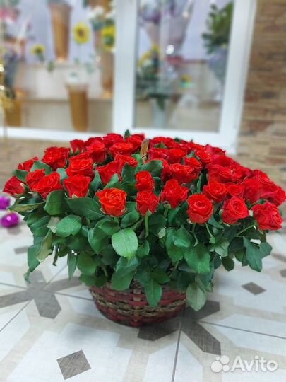 Розы в корзине