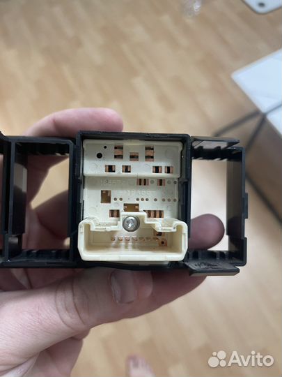 Рамка и кнопки регулировки зеркал