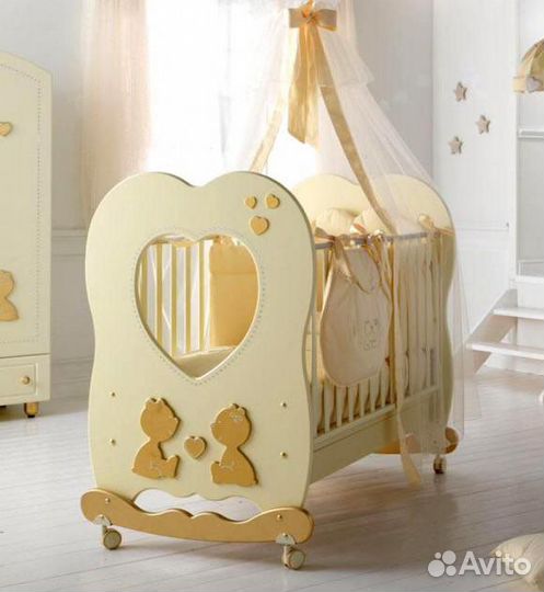 Детская кровать и комод