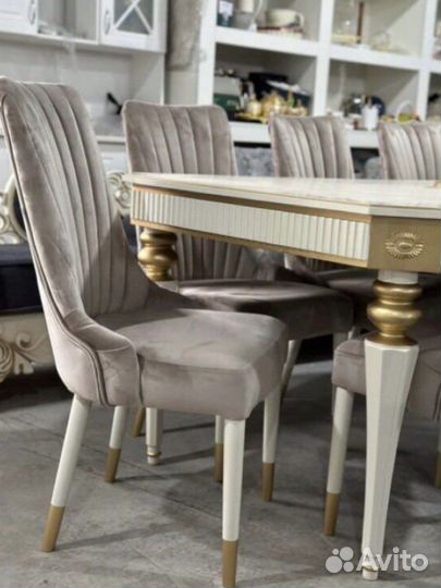 Кухонный стол и стулья