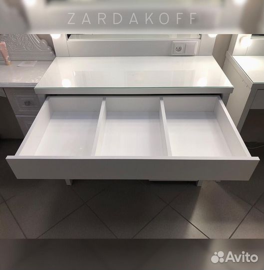 Гримерный стол и гримерное зеркало с подсветкой