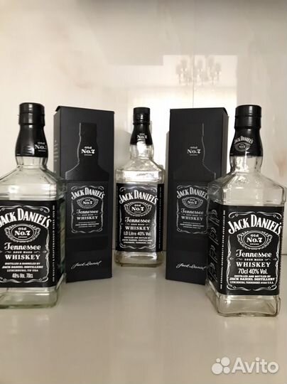 Пустые бутылки от виски Jack Daniel's