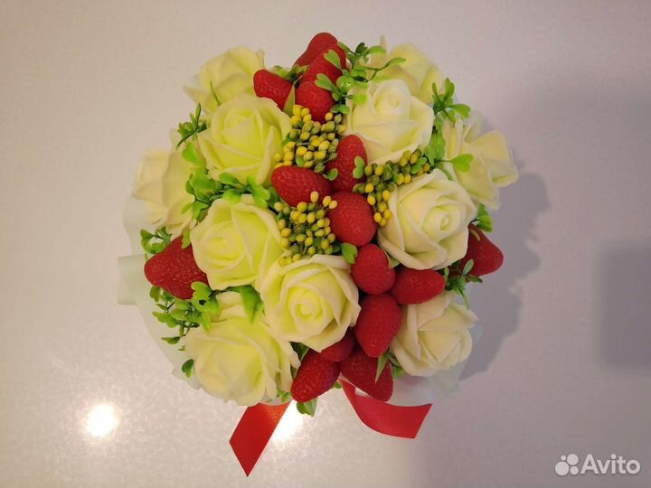 Букет из мыла ручной работы (клубника с розами)