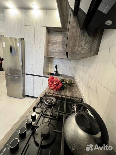 Угловая кухня под потолок на заказ