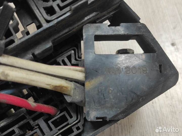 Блок предохранителей Mitsubishi Galant 7 с1992-199