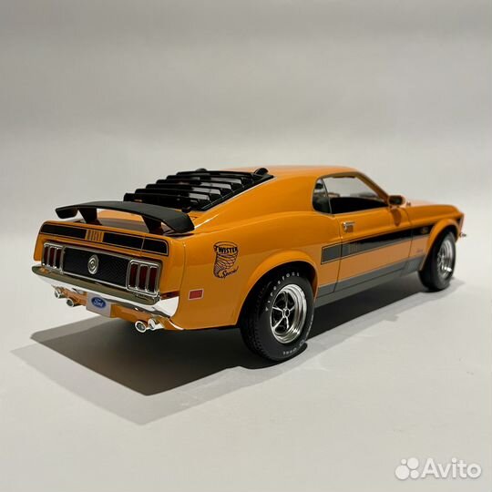 Модель автомобиля 1970 Ford Mustang Mach1 1:18