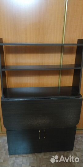 Рабочий стол с полками