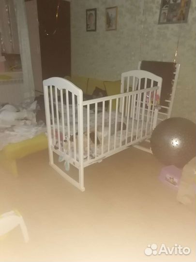 Детская кроватка с маятником