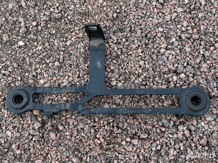 BMW Кронштейн радиатора 51647421776