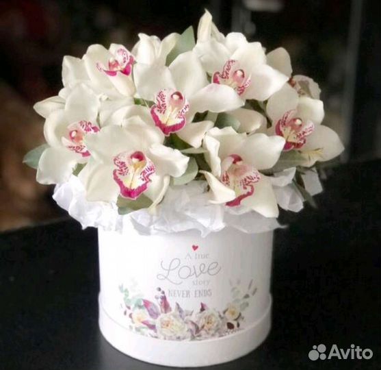 Цветы в шляпной коробке с орхидеями