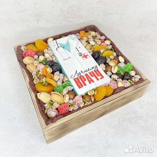 Подарочный бокс из орехов, сухофруктов и шоколада