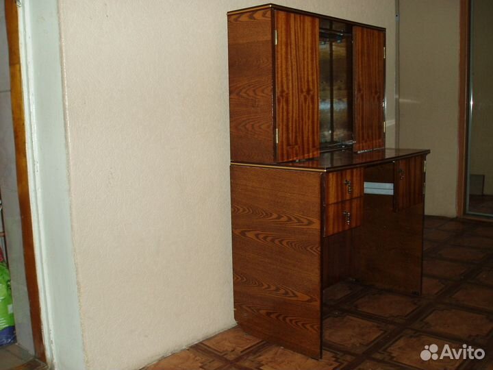 Туалетный столик (трельяж)