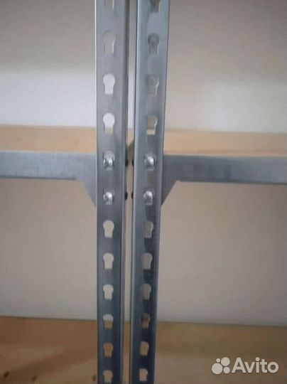 Стеллаж с фанерной полкой в гараж