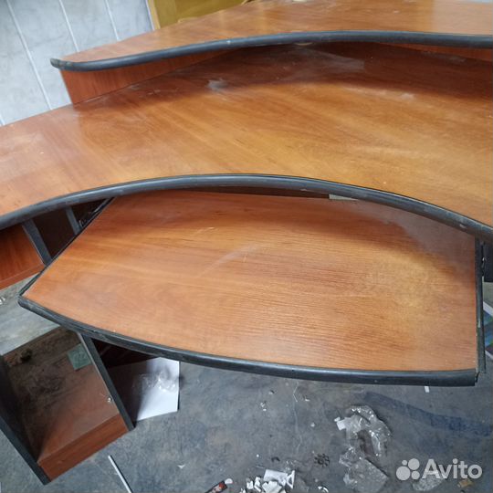 Стол угловой офисный с подставкой для клавиатуры