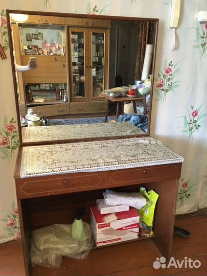 Зеркало со столиком