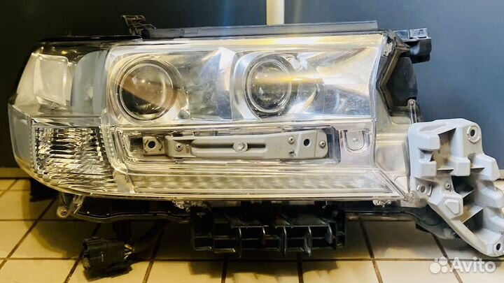 Фара правая Toyota Land Cruiser 200 (2015-2021)