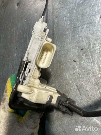 Замок двери задней правой Volkswagen Touareg 2