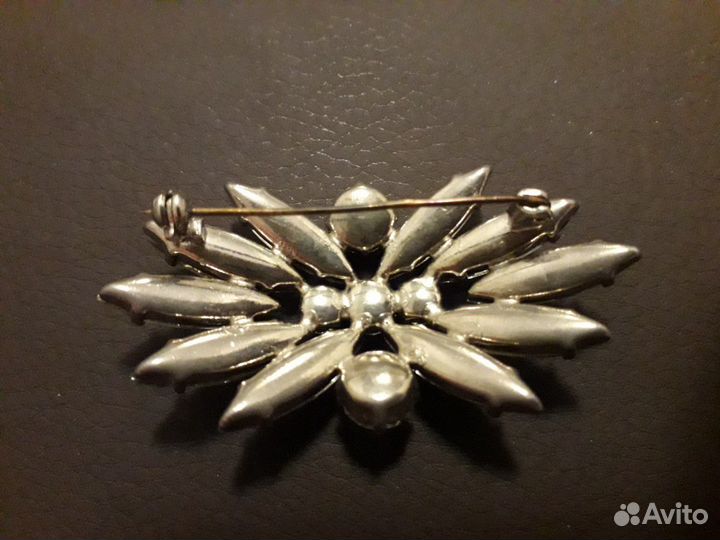 Чешская брошь