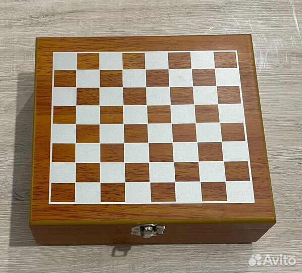 Подарочный набор 4 в 1 шахматы с флягой