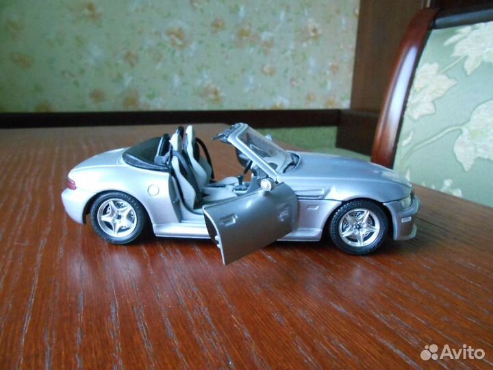 Модель машины Bburago1:24- BMW roadstar 1996