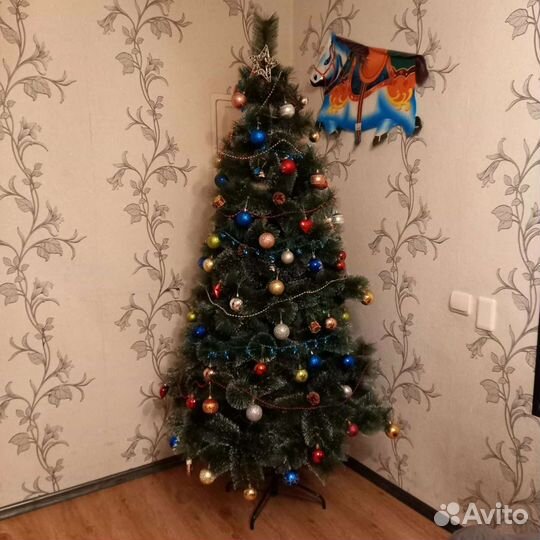 В наличии искусственные сосны (елки)