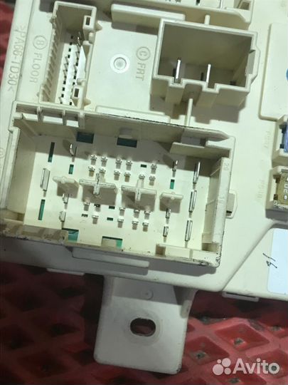 Блок предохранителей (в салон ) Kia Quoris рестайл