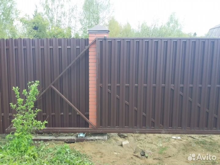 Заборы из евроштакетника с полимерным покрытием