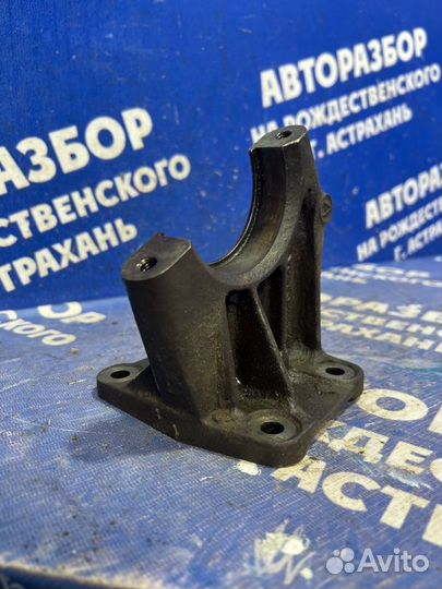 Кронштейн промежуточного вала Volvo S80 седан