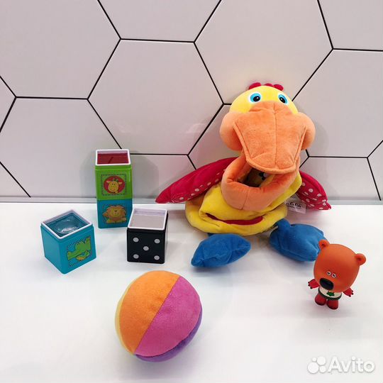 Игрушки для малышей. Пеликан, мяч, кубики