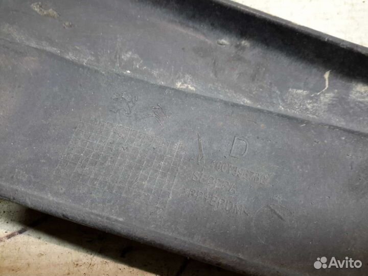 Брызговик передний правый Peugeot 301