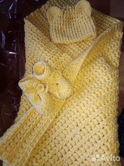 Комплект вязанный для новорожденого